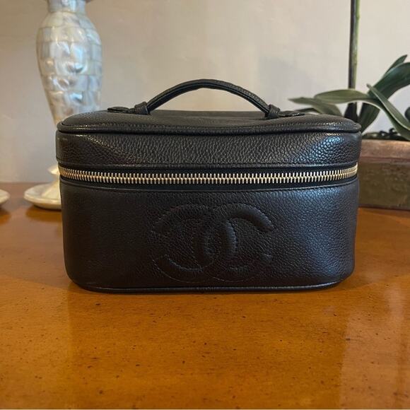 CHANEL Handbags - CHANEL Vintage CC Logo Caviar Leather Vanity Case Black